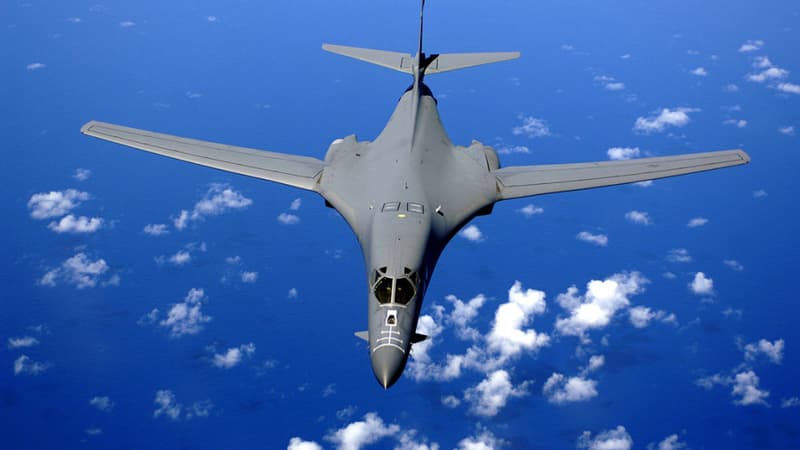 Un bombardier B- 1B survolant l'océan Pacifique 