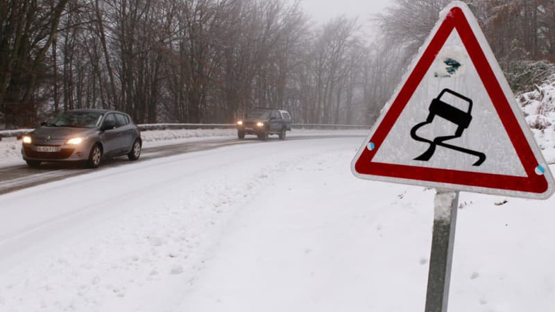 Un panneau de signalisation de chaussée glissante  (image d'illustration).