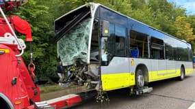 Le bus accidenté à Mézières-sur-Seine (Yvelines)