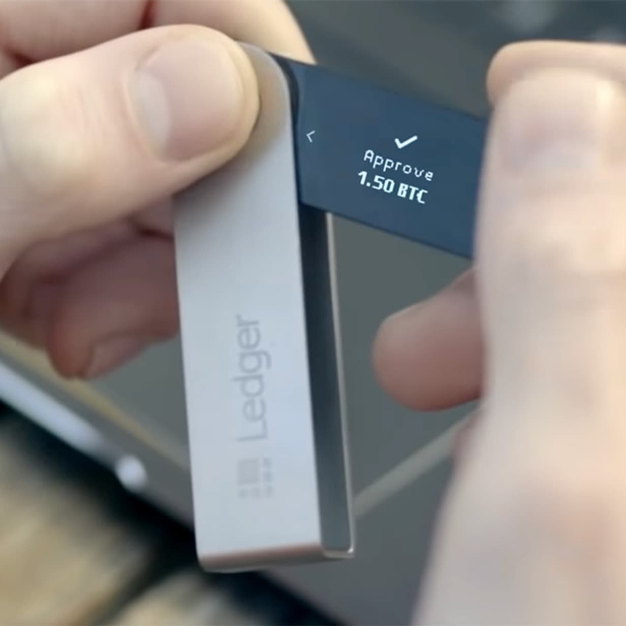 Comment des escrocs tentent de dérober des cryptomonnaies en envoyant de  fausses clefs USB