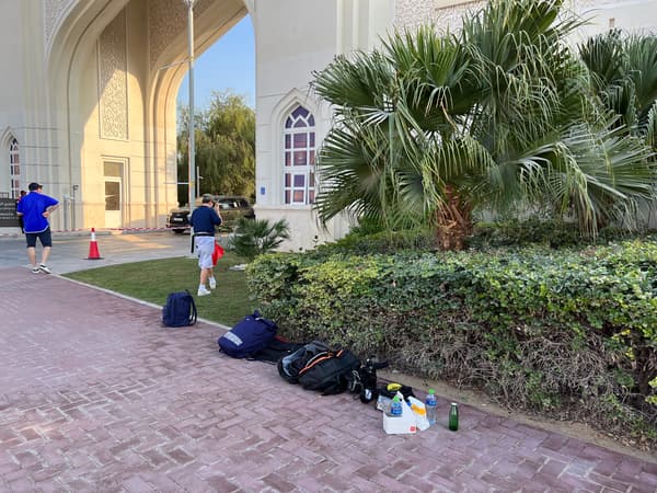 Devant l'hôtel des Bleus lors de la Coupe du monde 2022 Devant l'hôtel des Bleus lors de la Coupe du monde 2022