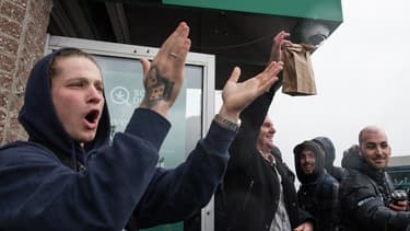 Les files d'attente ne désemplissent pas devant les magasins de la Société Québécoise du Cannabis au Canada.