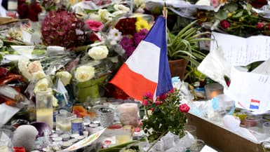 Messages, bougies et fleurs devant le Bataclan le 16 novembre 2015