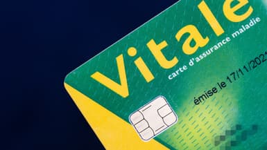 Photographie prise le 22 mars 2024 à Paris montrant une carte d'assurance maladie française. (Illustration)
