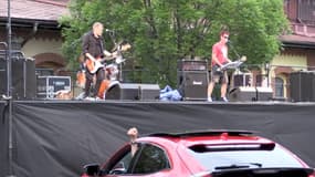 A Prague, un concert de rock depuis sa voiture 