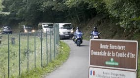 Route de la Combe d'Ire, bloquée par les gendarmes. Aucune faute n'a été commise en Haute-Savoie même si les gendarmes ont mis huit heures à découvrir une fillette de quatre ans vivante en-dessous de certains des cadavres de quatre personnes, après une tu