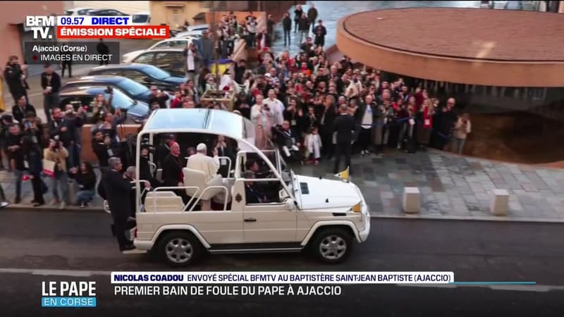 Corse: le pape François arrive au baptistère St Jean