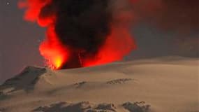 Vue du volcan Eyjafjöll vendredi en Islande. Une petite quantité de lave s'écoule maintenant du volcan islandais qui a pendant une semaine semé la pagaille dans le trafic aérien européen en crachant un nuage de cendre, a rapporté un scientifique après avo