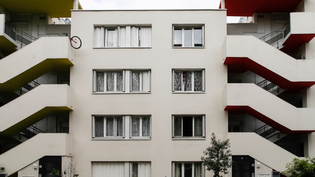 Plus de petits logements sociaux, création de coopératives locatives, statut du bailleur privé... Les solutions du rapport Terra Nova contre la crise