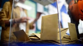 Une urne électorale dans le bureau de vote installée dans le lycée franco-mexicain de Mexico (Mexique), à l'occasion du second tour de l'élection présidentielle, le 6 mai 2017.