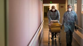 Des employés des pompes funèbres transportent le corps d'une victime du Covid-19 dans un hôpital de Mulhouse, en France, le 5 avril 2020. (Photo d'illustration)