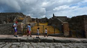 Illustration - Des visiteurs visitent le parc archéologique de Pompéi, près de Naples, dans le sud de l'Italie, le 9 juin 2022.