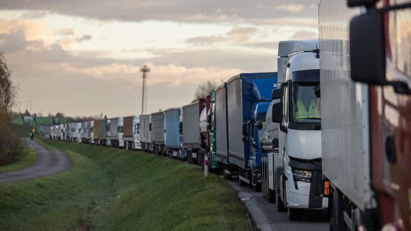 Des routiers polonais bloquent la frontière ukrainienne pour dénoncer une 