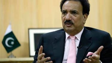 Les autorités pakistanaises ayant suspendu l'accès au réseau social Facebook pour faire barrage à des dessins "blasphématoires" du prophète Mahomet, le ministre de l'Intérieur, Rehman Malik, a trouvé un nouveau moyen d'être en contact avec ses fans: le si