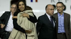 Meriam Rhaiem et sa fille Assia accueillies par Bernard Cazeneuve à l'aéroport de Villacoublay, le 3 septembre 2014