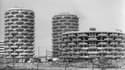 Photo datée du 13 Mars 1973 des tours du "Nouveau Créteil", en construction. Avec leur architecture en épi de maïs, elles ont été dessinées par l'architecte Gérard Grandval.
