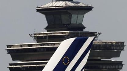 Les sept syndicats d'hôtesses et de stewards d'Air France ont déposé un préavis de grève du 29 juillet au 1er août pour réclamer l'ouverture de négociations sur l'organisation du travail. Deux syndicats de pilotes minoritaires ont également déposé un préa