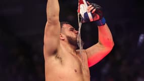 Tai Tuivasa célèbre avec son "shoevasa" après sa victoire contre Derrick Lewis à l'UFC 271 en février 2022
