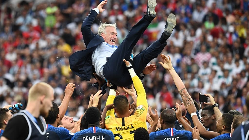 Deschamps avec ses joueurs après la finale du Mondial Deschamps avec ses joueurs après la finale du Mondial