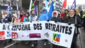 Les personnes ont manifesté mardi matin contre la réforme des retraites à Calais.