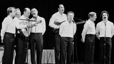 René Mella (le deuxième en partant de la droite) se produit avec Les Compagnons de la chanson à l'Olympia, le 24 août 1983