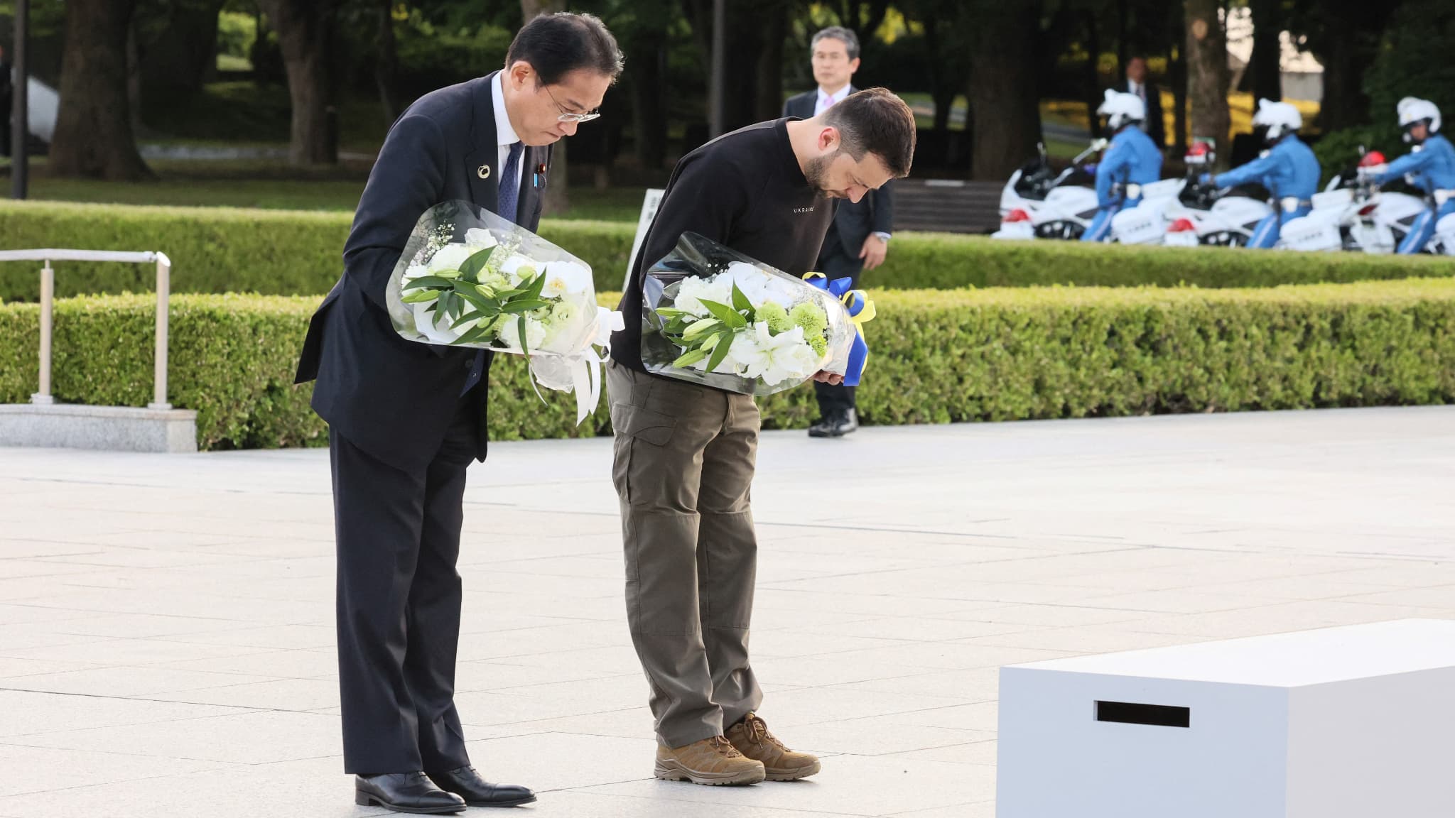 Volodymyr Zelensky se recueille devant le cénotaphe des victimes de la bombe atomique à Hiroshima, avec le Premier ministre japonais Fumio Kishida, le 21 mai 2023 Volodymyr Zelensky se recueille devant le cénotaphe des victimes de la bombe atomique à Hiroshima, avec le Premier ministre japonais Fumio Kishida, le 21 mai 2023