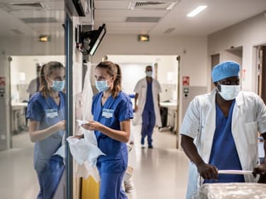 Des soignants dans un hôpital français en pleine épidémie de Covid-19. (Photo d'illustration)