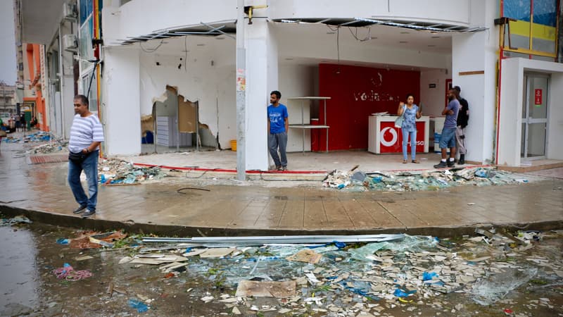 Des commerçants et habitants au Mozambique après le passage du cyclone Idai.