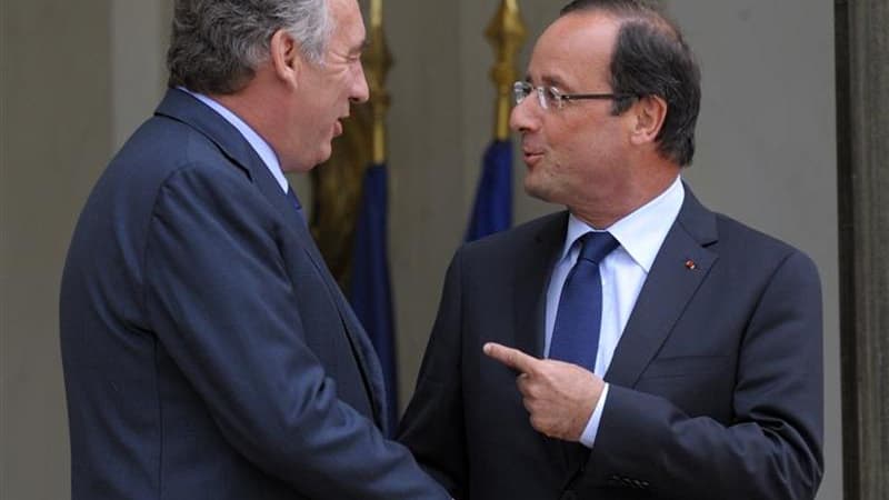 Francois Bayrou et Francois Hollande. Le MoDem serait disponible pour participer à un élargissement de la majorité de François Hollande, selon les propos de Robert Rochefort, vice-président du parti de François Bayrou, rapportés par La Croix daté de lundi