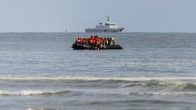 Des migrants montent à bord d'un bateau de passeurs pour tenter de traverser la Manche, sur la plage de Gravelines, près de Dunkerque, dans le nord de la France, le 26 avril 2024.