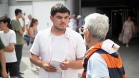 Amine Kessaci, lors d'un tractage pour le Nouveau Front populaire dans le 3e arrondissement de Marseille (Bouches-du-Rhône) lors des législatives anticipées le 24 juin 2024.