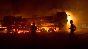 Un convoi de camions de l'Otan à destination de l'Afghanistan a été attaqué près d'Islamabad, la capitale pakistanaise. Sept personnes au moins ont été tuées et une cinquantaine de véhicules incendiés dans cette attaque, menée tard mardi soir./Photo prise