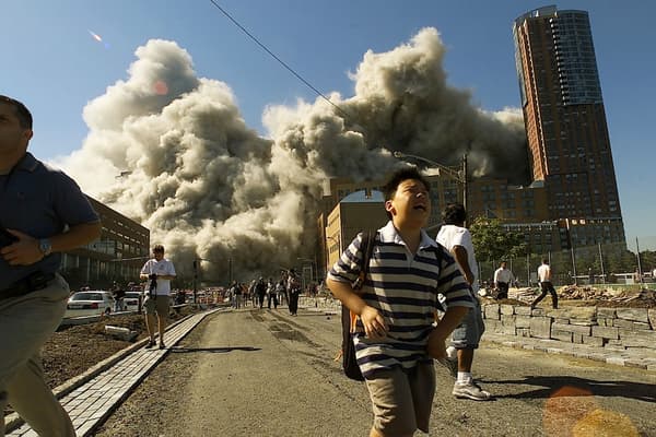 Des milliers de personnes fuient Manhattan après l'effondrement de la deuxième tour le 11 septembre 2001