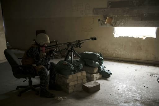 Un sniper de la police irakienne dans l'ouest de Mossoul, le 12 avril 2017 Un sniper de la police irakienne dans l'ouest de Mossoul, le 12 avril 2017