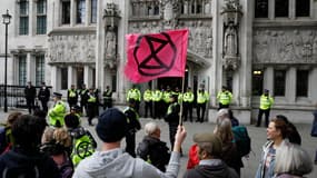 Des activistes du mouvement Extinction Rebellion manifestent devant la Cour suprême à Londres, le 17 octobre 2019