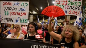 Des familles et soutiens d'otages enlevés par le Hamas manifestent à Tel Aviv, le 21 juillet 2024