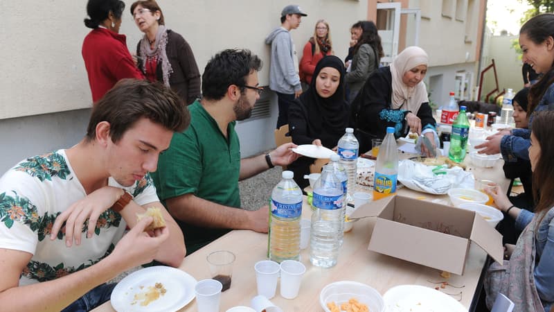 Sur le terrain, l'association Coexister lutte contre le racisme au quotidien