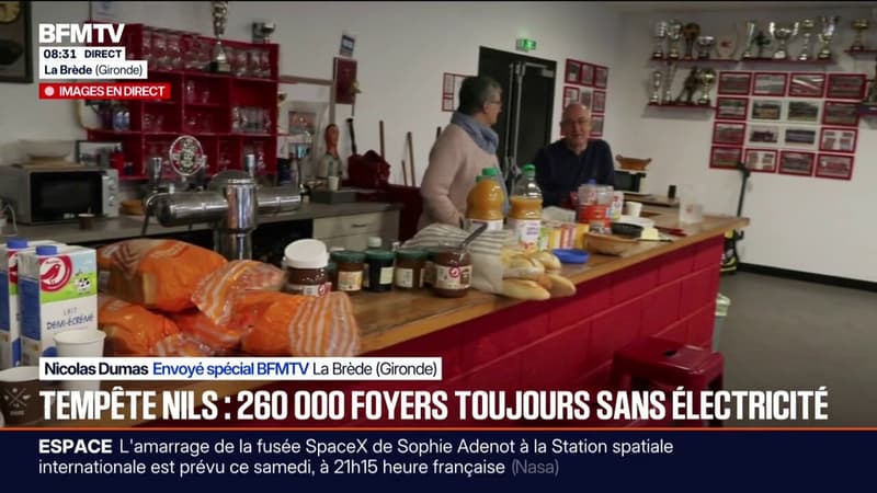 Après la tempête Nils, à La Brède (Gironde), une dizaine d'habitants sont venus se réchauffer au club de foot, seul endroit avec de l'électricité