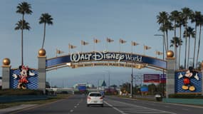 Un panneau accueille les visiteurs près d’une entrée de Walt Disney World à Orlando, en Floride. Février 2024. (Photo d'illustration)