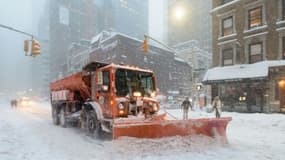 Un chasse-neige le 24 janvier 2016 à New York