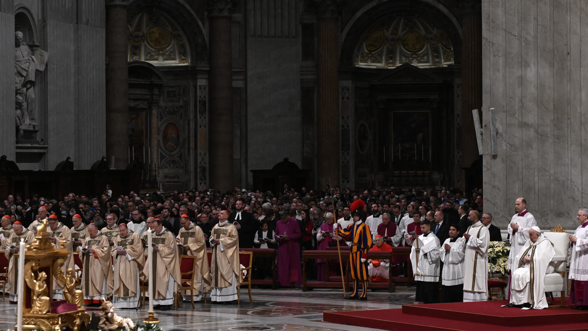 Le pape François préside la messe de la nuit de Noël à la basilique Saint-Pierre au Vatican, le 24 décembre 2023.