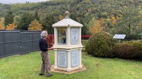 Michel Georges, professeur de mécanique à la retraite, a construit un cénotaphe qui fera office de caveau familial à Sainte-Marie-aux-Mines (Haut-Rhin).