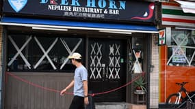 Un restaurant aux fenêtres scotchées alors que le super typhon Ragasa s'approche de Hong Kong le 23 septembre 2025.
