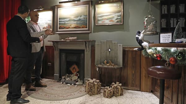"La cicatrice de Bethléem", nouvelle oeuvre de Banksy présentée au Walled Off Hotel, le 20 décembre 2019 "La cicatrice de Bethléem", nouvelle oeuvre de Banksy présentée au Walled Off Hotel, le 20 décembre 2019