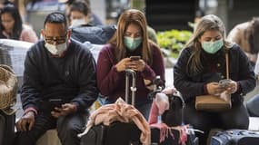 Des passagers portant des masques sanitaires contre le coronavirus à l'aéroport de Los Angeles (Photo d'illustration).