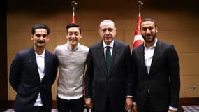 (De gauche à droite) Ilkay Gündogan, Mesut Özil, Recep Tayyip Erdogan et Cenk Tosun.