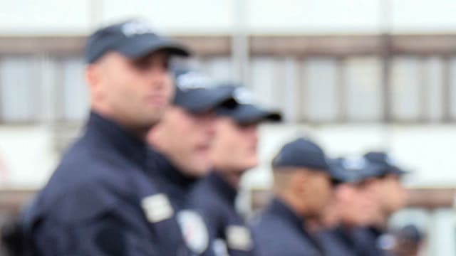 Des policiers attendent devant les locaux de la DDSP (Direction départementale de la Sécurité publique) le 30 septembre 2008 à Bobigny. (image d'illustration)