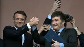 Le président Emmanuel Macron (à gauche) et le président argentin Javier Milei se tiennent la main sur le balcon du palais gouvernemental de Casa Rosada après une réunion à Buenos Aires le 17 novembre 2024.
