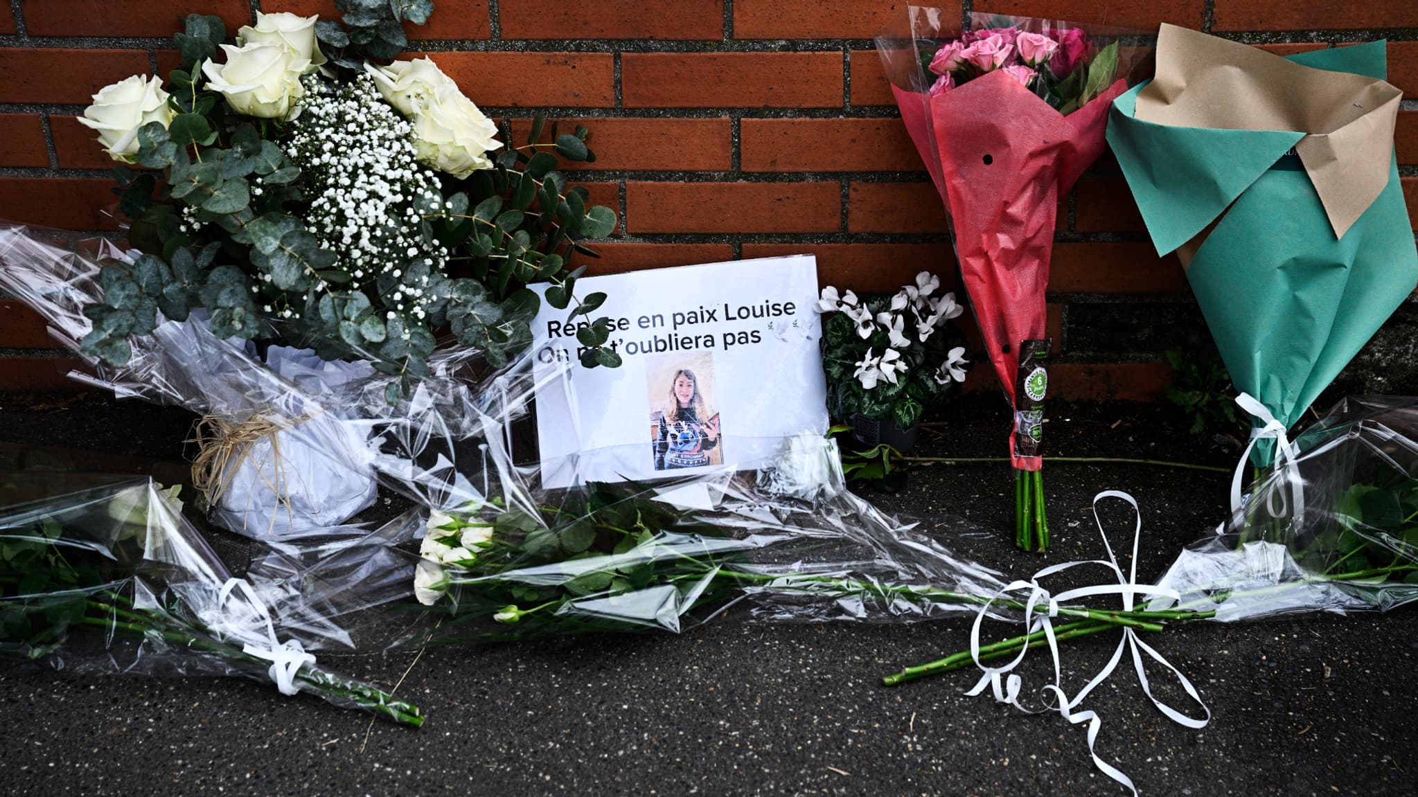 Des fleurs et une photo de Louise devant le collège André Maurois à Épinay-sur-Orge (Essonne), le 8 février 2025.
