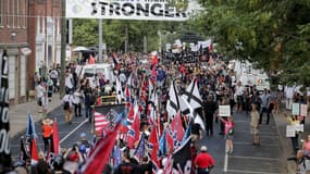 Des néo-nazis et des membres de "l'all-right" face à des contre-manifestants, samedi 12 août à Charlottesville, en Virginie